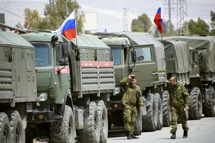 Syrien: Russische Militärpolizisten stehen neben Militärfahrzeugen in der Region Ost-Ghuta in der Nähe der Stadt Duma.