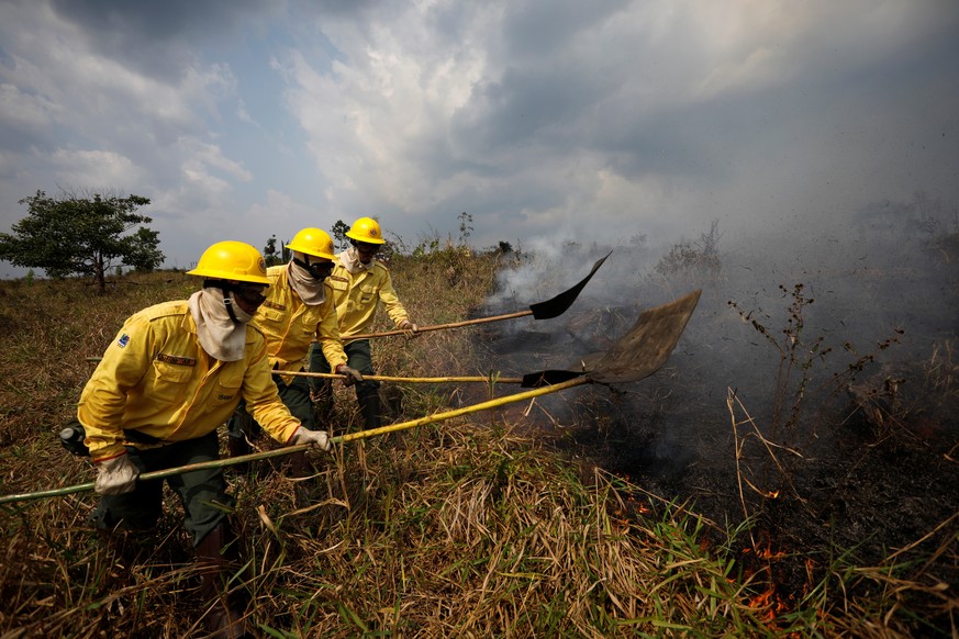 Brazilian Institute for the Environment and Renewable Natural Resources (IBAMA) fire brigade members attempt to control hot points during a fire in Apui, Amazonas state, Brazil August 31, 2019. REUTER ...