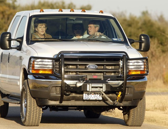 Der damalige US-Präsident George W. Bush (r) fuhr mit Bundeskanzlerin Angela Merkel im Auto über das Gelände seiner Ranch.