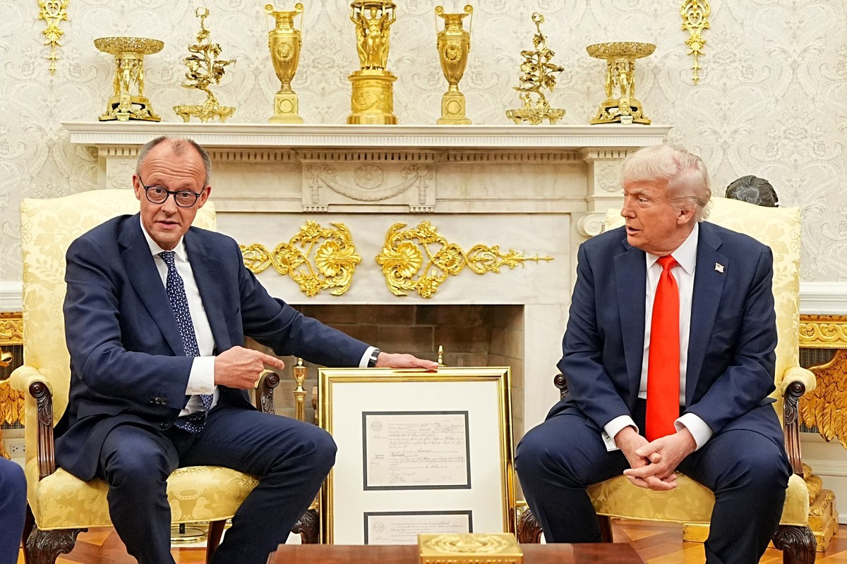 dpatopbilder - 05.06.2025, USA, Washington: US-Pr�sident Donald Trump (r) empf�ngt Bundeskanzler Friedrich Merz (CDU) im Oval Office im Wei�en Haus. Merz �berreichte ein Faksimile der Geburtsurkunde ( ...