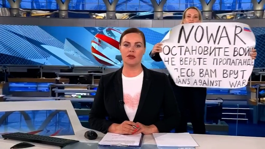 Ein Bild von Marina Owsjannikowas Protestaktion in der Hauptnachrichtensendung des russischen Staatsfernsehens. 