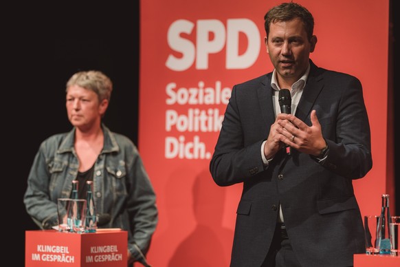 Lars Klingbeil stellt sich in Oldenburg den Fragen der Bürger:innen, moderiert wird der Abend von der Generalsekretärin der SPD-Niedersachsen, Hanna Naber.