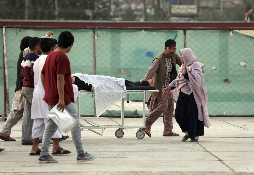 Gerade erst starben mehr als 50 meist junge Menschen bei einem Anschlag vor einer Schule in Kabul, zahlreiche Menschen wurden dabei verletzt – in der Nacht zu Montag starben erneut mindestens elf Menschen in Afghanistan. 