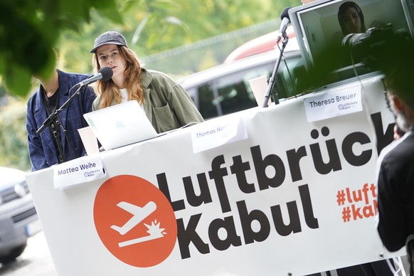 Luisa Neubauer spricht bei einer Pressekonferenz vom Aktionsbündnis &quot;Luftbrücke Kabul&quot; vor dem Bundesinnenministerium. Das Bündnis &quot;Luftbrücke Kabul&quot; wirft der Bundesregierung ein  ...