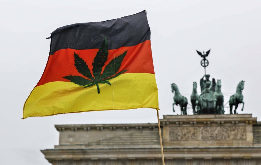 Cannabis Demo Berlin, 22.04.2020 - Die Deutschlandflagge bedruckt mit dem Bild einer Cananbis Pflanze flattert waehrend einer Demonstration am 20.04, dem weltweiten Aktionstag fuer den legalen Marihua ...