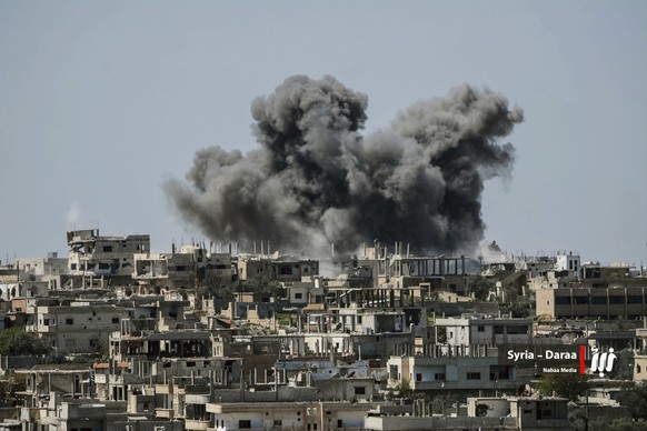 Ein von Oppositionellen geschossenes Foto zeigt Häuser in Syrien nach der Bombardierung durch Regierungskräfte