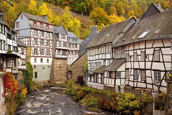 Fachwerkhaeuser an der Rur in Monschau, Deutschland, Nordrhein-Westfalen, Monschau timber-framed houses at river Rur in Monschau, Germany, North Rhine-Westphalia, Monschau BLWS466183 Copyright: xblick ...