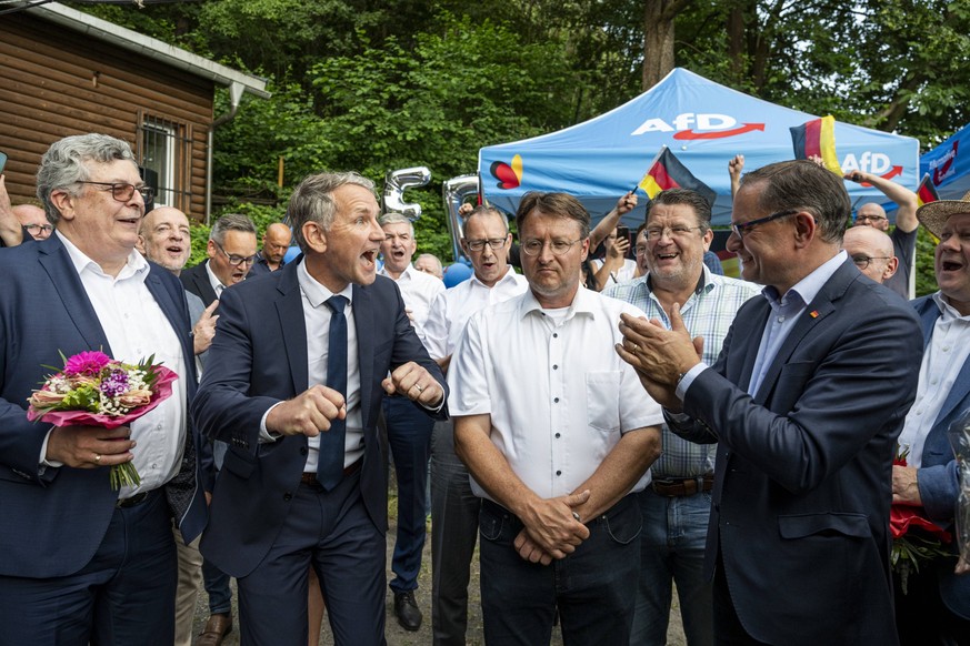 STICHWAHL ZUM LANDRAT IN SONNEBERG 25/06/2023 - Sonneberg: Die Stichwahl zum neuen Landrat des Landkreises Sonneberg am 25. Juni 2023 in Sonneberg Thüringen. V.l.n.r. Carsten Hütter, Björn Höcke AfD,  ...