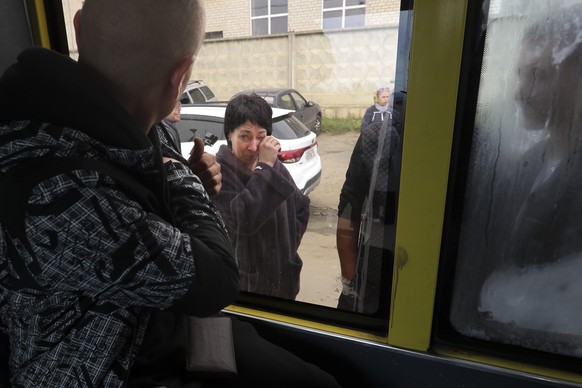 ARCHIV - 24.09.2022, Russland, Wolgograd: Ein russischer Rekrut blickt durch ein Busfenster auf seine Mutter, die er in einem milit�rischen Rekrutierungszentrum zur�cklassen muss. Die ersten zum Krieg ...