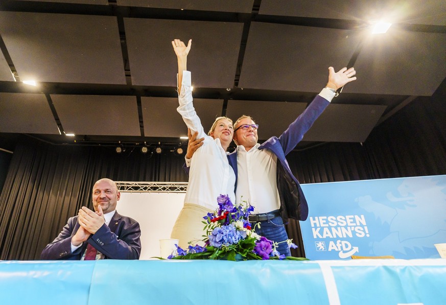 09.09.2023, Hessen, Gelnhausen: Robert Lambrou (l-r, AfD), AfD-Landesvorsitzender/Spitzenkandidat zur Landtagswahl, Alice Weidel (AfD), Bundesparteivorsitzende, und Tino Chrupalla (AfD), Bundesparteiv ...