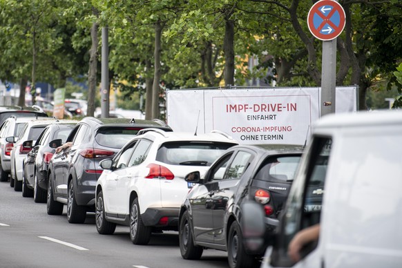 Eine lange Schlange bildet sich vor der Einfahrt zur Impfung an der Ikea-Filiale Lichtenberg vor dem Schild mit der Aufschrift &quot;Impf-Drive-in Einfahrt Corona-Impfung Ohne Termin&quot;. Auf dem Pa ...