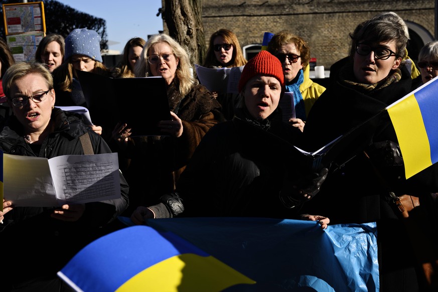Demonstrationen Syng for Ukraine , hvor der synges den ukrainske nationalsang foran Ukraines ambassade og efterfoelgende den russiske ambassade, i Koebenhavn onsdag den 9. marts 2022.. , Copenhagen De ...