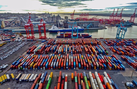 ARCHIV - 08.11.2021, Gro�britannien, Liverpool: Blick auf Container im Hafen von Liverpool. Die Zahl der britischen Unternehmen, die Waren in die EU exportieren, ist nach dem Brexit einem Bericht zufo ...