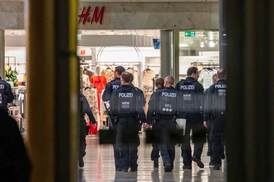 Die Polizei im &quot;Forum Duisburg&quot;.