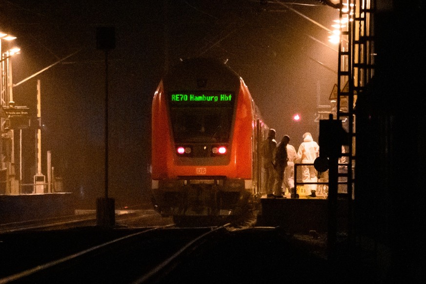 dpatopbilder - 25.01.2023, Schleswig-Holstein, Brokstedt: Mitarbeiter der Spurensicherung sind auf einem Bahnsteig an einem Regionalzug im Einsatz. Bei einer Messerattacke in einem Regionalzug von Kie ...