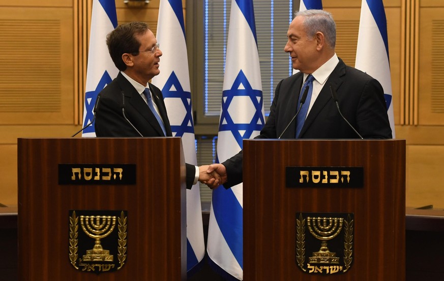 Izchak Herzog, neu gewälter Präsident Israels, und Benjamin Netanjahu, Regierungschef Israels, geben sich die Hand. 