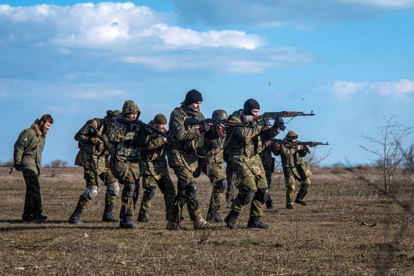 Berdyansk Oblast, Ukraine - March, 7, 2015: Men from Azov Battalion run downrange during a firing maneuver near the port city of Mariupol. Photo: James Sprankle/dpa