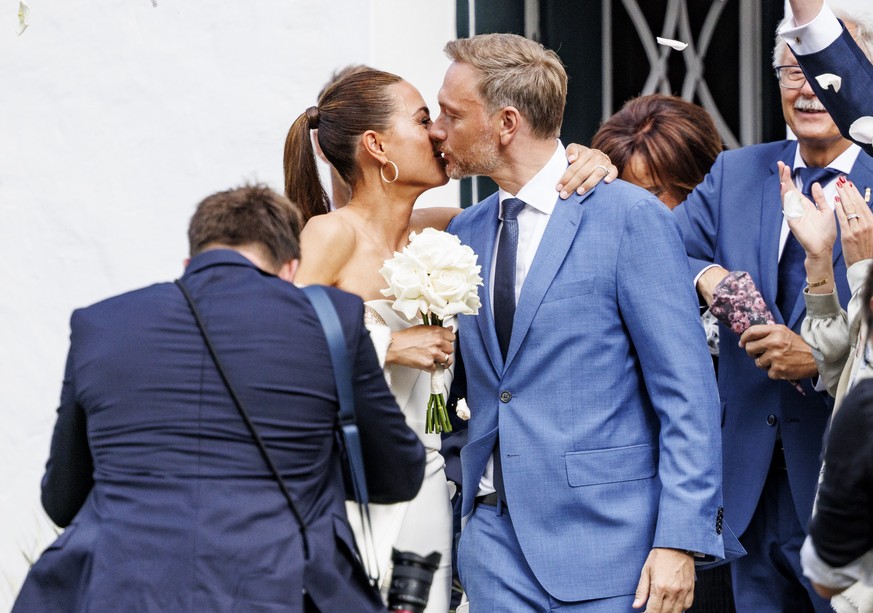 07.07.2022, Schleswig-Holstein, Keitum: Bundesfinanzminister Christian Lindner (FDP) und seine Lebensgef