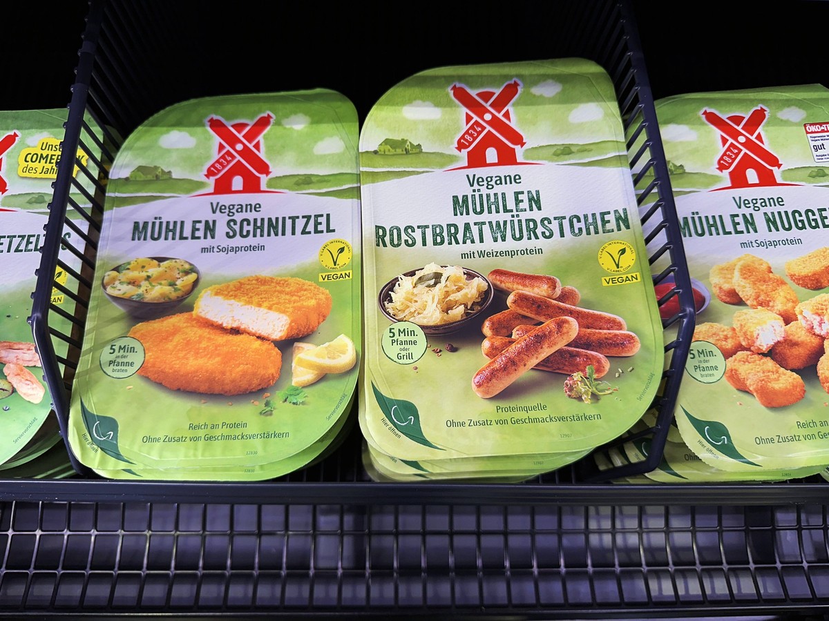 Veganes im Supermarkt Regal. Immer mehr Produkte sind vegetarisch oder vegan. // 25.09.2025. Stuttgart, Baden-Württemberg, Deutschland *** Vegan products on supermarket shelves More and more products  ...