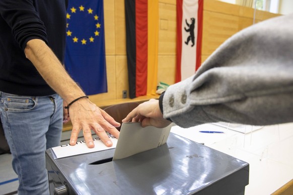 Einwurf der Stimmlzettel in eine Wahlurne in Berlin am 26. September 2021. Wahlen in Berlin *** Insertion of ballot papers into a ballot box in Berlin on 26 September 2021 Elections in Berlin