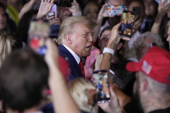 04.04.2023, USA, Palm Beach: Donald Trump, ehemaliger Präsident der USA, kommt vor einer Ansprache in seinem Anwesen Mar-a-Lago an, Stunden nach seiner Anklageerhebung in New York. Als erster Ex-Präsi ...