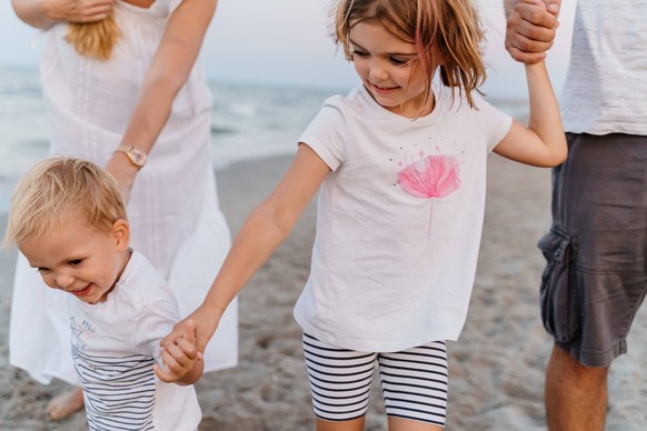 Cheerful happy children brother and sister walking in hand parents Milano Marittima, Emilia-Romagna, Italy CR_NEPM230313-1152095-01 ,model released, Symbolfoto