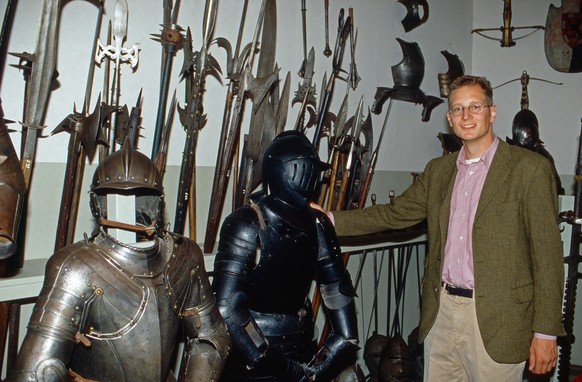 Georg Friedrich, Prinz von Preußen, in der Waffenkammer von Burg Hohenzollern