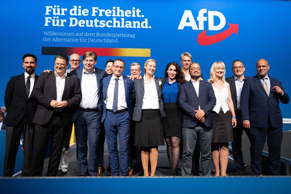 Der 14-köpfige AfD-Bundesvorstand steht nach seiner Wahl auf dem Bundesparteitag der AfD in der Sachsenarena auf der Bühne zusammen. Auf dem Delegiertentreffen, das noch bis zum 19. Juni 2022 dauert,  ...