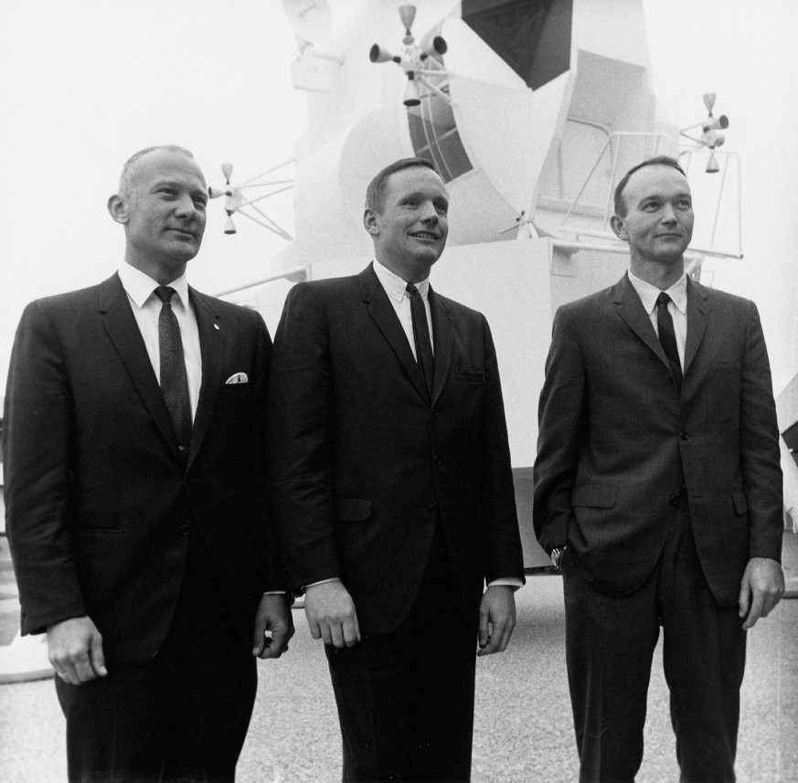 Edwin "Buzz" Aldrin, Neil Armstrong und Michael Collins (v.l.) vor einem Modell ihrer Mondrakete.