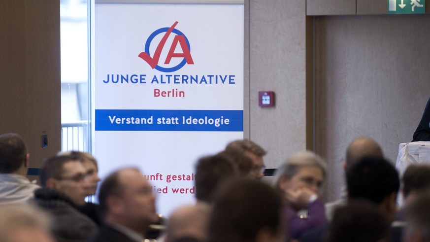 AfD Berlin DEU, Deutschland, Germany, Berlin, 16.01.2016 Plakat der Jugendorganisation Junge Alternative Verstand statt Ideologie auf dem Landesparteitag der Partei AfD, Alternative fuer Deutschland,  ...