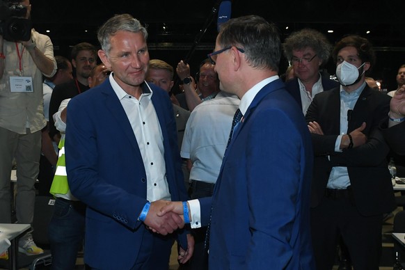 13. Bundesparteitag der Alternative für Deutschland am 18.06.2022 in der SACHSENarena in Riesa Björn Höcke ( Fraktionsvorsitzender der AfD im Thüringer Landtag ), links - gratuliert Tino Chrupalla ( B ...