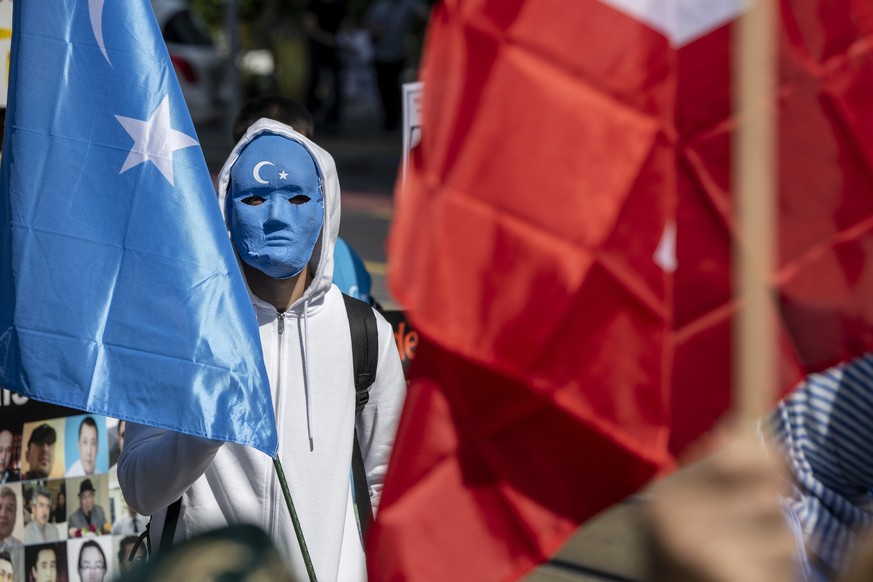 People are demonstrating to support the Uyghurs against the High Commissioner for Human Rights' failure to listen to the communities concerned (Uyghur, Tibetan, Hong Kong, and others), in front the Eu ...