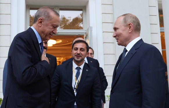 Russia Turkey 8249038 05.08.2022 Russian President Vladimir Putin bids farewell to Turkish President Recep Tayyip Erdogan at the end of their meeting in the Black Sea resort of Sochi, Russia. Vyachesl ...