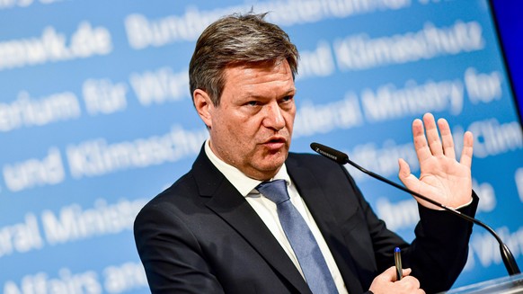 Robert Habeck (Bündnis 90/Die Grünen), Bundesminister für Wirtschaft und Klimaschutz, gibt nach dem Roundtable zum „Ausbau der Produktionskapazitäten für die Energiewende in Deutschland und Europa“ ei ...