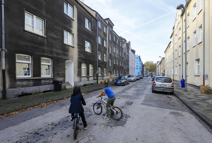 Zwei Kinder in einer leeren Wohnstraße in Gelsenkirchen.