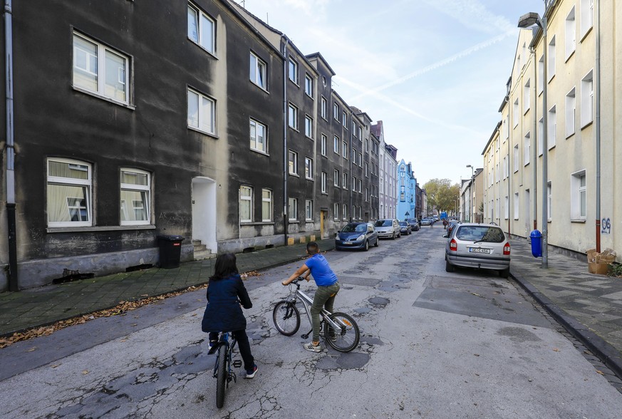 23.10.2019, Gelsenkirchen, Ruhrgebiet, Nordrhein-Westfalen, Deutschland - Wohnstrasse mit leerstehenden Schrottimmobilien im Wohnumfeld der ehemaligen Zeche Consolidation im Stadtteil Gelsenkirchen-Bi ...