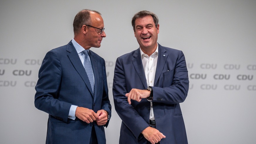 10.09.2022, Niedersachsen, Hannover: Markus Söder (CSU, r), Ministerpräsident von Bayern und CSU-Vorsitzender, spricht mit Friedrich Merz, CDU Bundesvorsitzender, beim Bundesparteitag der CDU. Beim zw ...