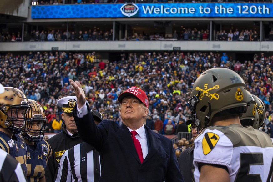 Donald Trump beim "Coin Toss" eines Footballspiels der Army gegen die Navy im Dezember 2019.
