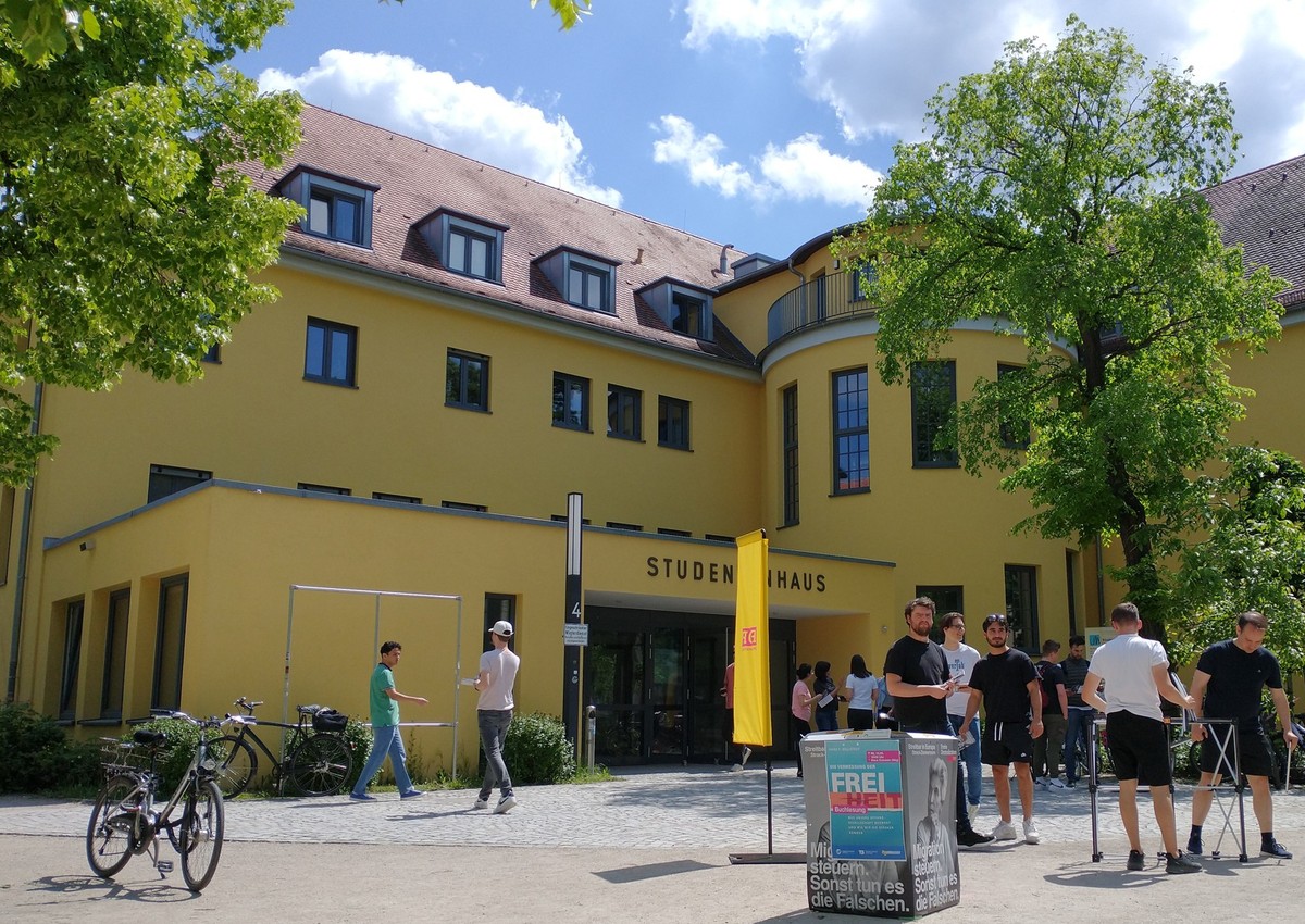 Nicht einfach zu spotten: Hackemann (2.v.l.) könnte auch Student sein.
