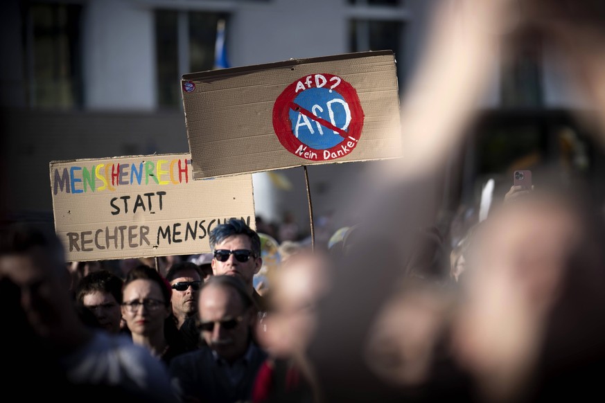 Demo Gegen Rechte Gewalt DEU, Deutschland, Germany, Berlin, 05.05.2024 Demonstranten mit Schild AfD Nein Danke waehrend einer Demonstration gegen die extreme Rechte und zur Verurteilung von Angriffen  ...