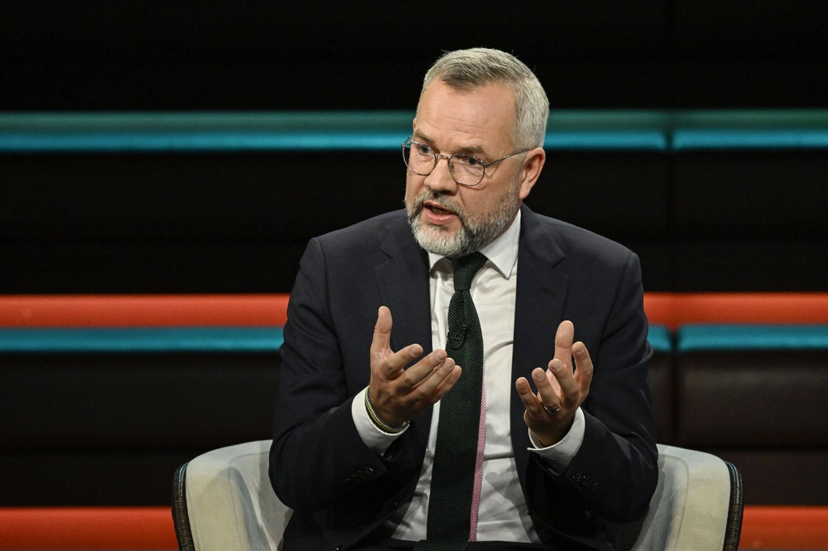 Michael Roth Politiker 10/24 her Michael Roth am 15. Oktober 2024 in Markus Lanz , ZDF TV Fernsehen Talkshow Talk Show Deutschland deutsch deutsche deutscher Mann Politik SPD Politologe german politic ...