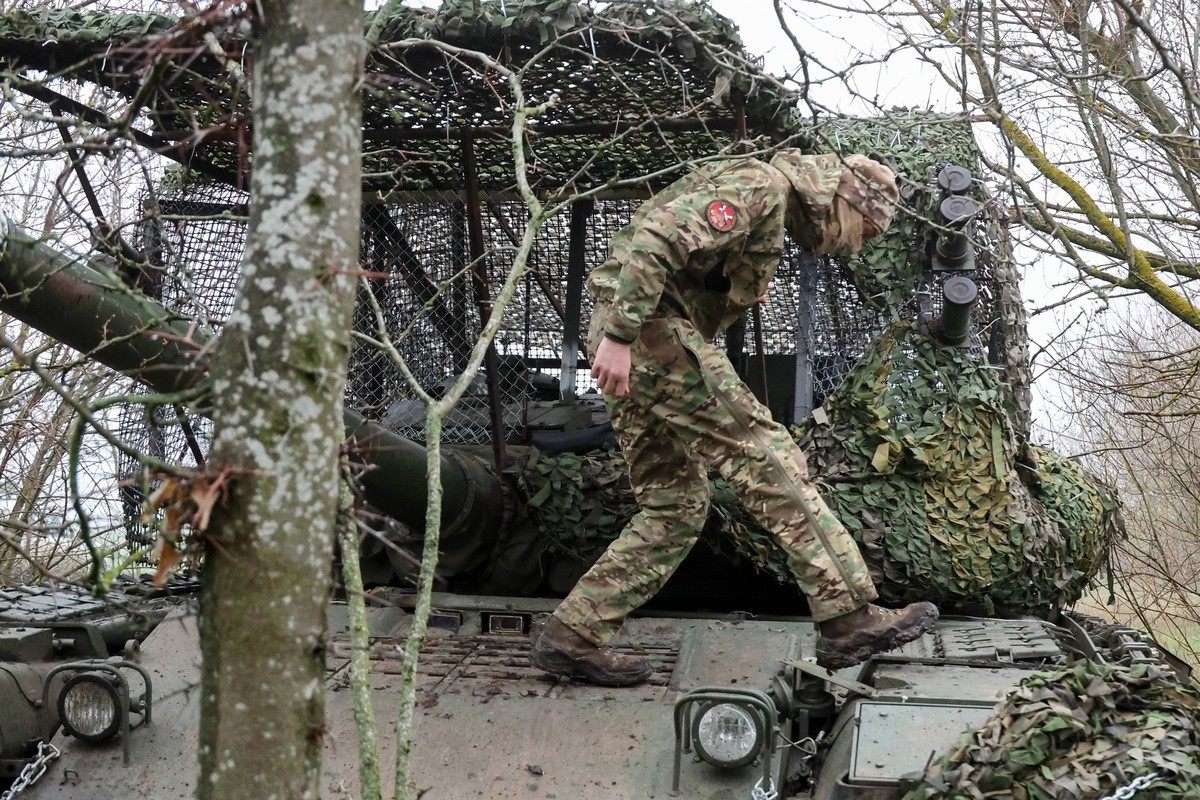 RUSSIA, ZAPOROZHYE REGION - APRIL 1, 2025: A serviceman with the 291st motor rifle regiment of the separate tank battalion of the Dnepr Group of the Russian Armed Forces operates a T-80BVM tank in the ...