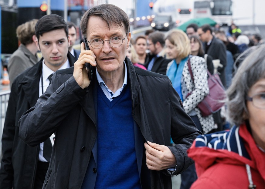 09.10.2023, Hamburg: Karl Lauterbach (SPD), Gesundheitsminister, kommt zu einer Bootsfahrt durch den Hamburger Hafen im Rahmen der Deutsch-Franz