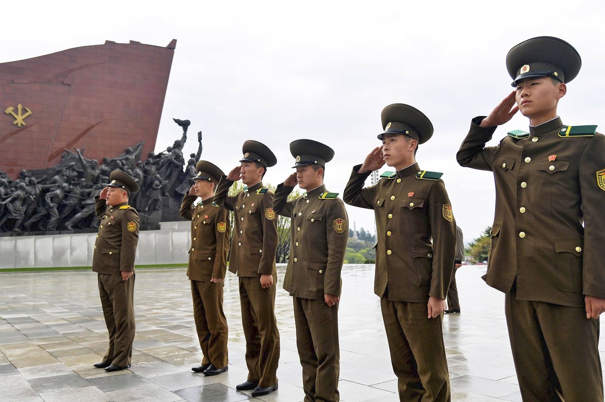 Anniv. of N. Korea founder s birth Soldiers salute at Mansu Hill in Pyongyang on April 15, 2024, as North Korea marks the 112th anniversary of the country s founder Kim Il Sung s birth. PUBLICATIONxIN ...