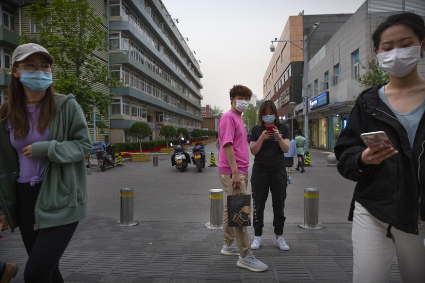 Die Menschen in Peking tragen in der Öffentlichkeit eine Maske.
