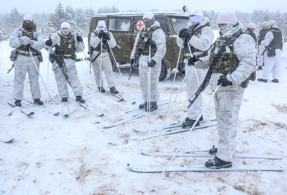 Russia Military Drills 8122015 17.02.2022 Servicemen take part in the military drills at the training ground of the 80th Separate Arctic Motor-rifle Brigade, near the village of Alakurtti, Murmansk re ...
