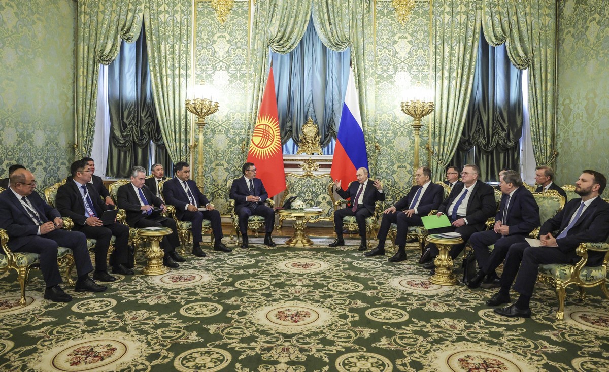 Russian President Vladimir Putin, fifth right, gestures while speakin with Kyrgyz President Sadyr Japarov, fifth left, during their meeting at the Grand Kremlin Palace at the Kremlin in Moscow, Russia ...
