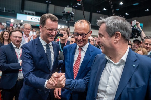 07.05.2024, Berlin: Friedrich Merz (M), CDU-Bundesvorsitzender, steht zwischen Hendrik Wüst (l, CDU), Ministerpräsident von Nordrhein-Westfalen, und Markus Söder, (CSU), Ministerpräsident von Bayern,  ...