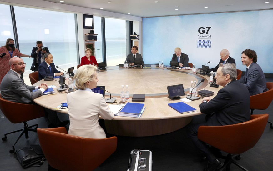 Die Vertreter der G7 sitzen an einem runden Tisch während des Treffens.