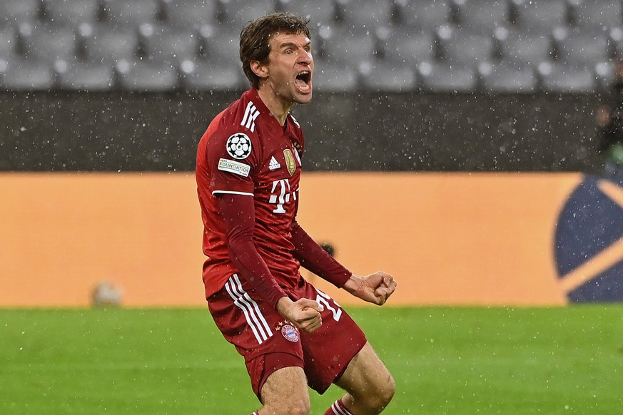 Torjubel Thomas MUELLER (MÜLLER,Bayern Muenchen),nach Tor zum 1-0, Jubel,Freude,Begeisterung, Aktion,Einzelbild,angeschnittenes Einzelmotiv,Halbfigur,halbe Figur. Fussball Champions League Gruppe E /  ...